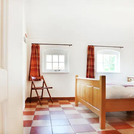 Cozy Child-friendly Farmhouse In בית נופש לוכם